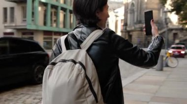 Sırt çantalı Çekici Kadın çevrimiçi video yayınında Dresden 'in Turistik Yerlerini Keşfetti