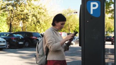 Genç Kadın Akıllı Telefon Kullanımı İçin Ödeme Yapıyor