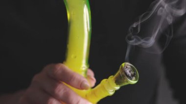 Esrar Thc ve Cbd Ot ile tüttürme Yüksek ve rahat, Cbd ve Thc yasallaştırma