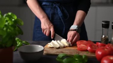 Mutfakta Caprese Salatası İçin Peynir Kesen Kız