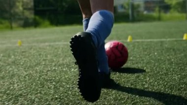 Küçük Futbolcu sahada Top Kontrolü Öğreniyor