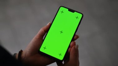 Yeşil Ekran ve İzleme İşaretli Akıllı Telefonlu Kız