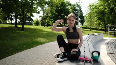 Parkta spor yapan formda bir kız ve sabah rutininin bir parçası olarak bip gösterisi yapıyor.