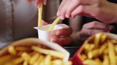 Anne ve Küçük Kızı Fast Food restoranında patates kızartmasının tadını çıkarıyorlar.