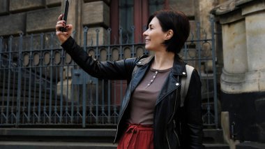 Çekici Kadın DresdenS Turistik Merkezi 'nde Geziyor, Şehir Manzaralarının Fotoğraflarını Çekiyor