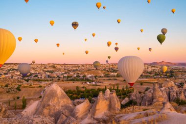 Kapadokya, Türkiye 'de sıcak hava balonları uçuşu