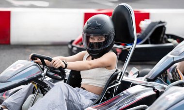 Yarışta Go-Kart 'ta Koruyucu Miğferli Genç Kızın Portresi