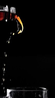 Sıfır Şekerli Diyet İçeceği Damlalar ve Damlacıklarla Dolu Kola