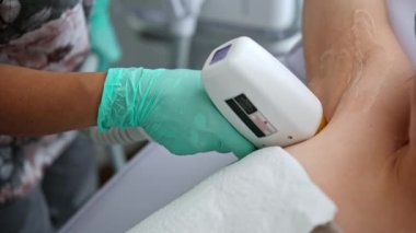 Güzellik Kliniğinde Daha Yumuşak Kadın Koltuk Altı Derisi İçin Lazer Kılları Çıkarma Prosedürü