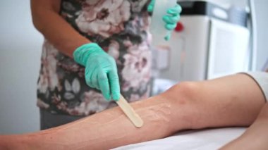 Güzellik Salonunda Epilasyon İçin Bir Kozmetik Kliniğinde Lazer Kılları Çıkarma Prosedüründen Geçirilen Kız