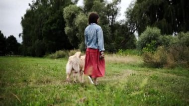 Ormanda Altın Avcıyla Yürüyen Kadın