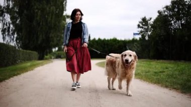 Kız, sabah rutininin bir parçası olarak sokaklarda sevimli bir av köpeği gibi yürüyor.