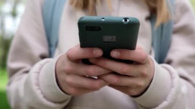 Smartphone 'daki Liseli Kız Sosyal medyadan Arkadaşlarla Sohbet