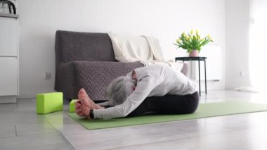Evde Yoga Pozu Veren Yaşlı Aktif Kadın