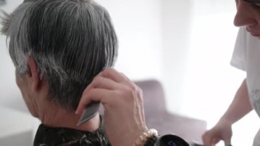 Kuaför Yaşlı Kadının Gri Saçlarını Kesiyor
