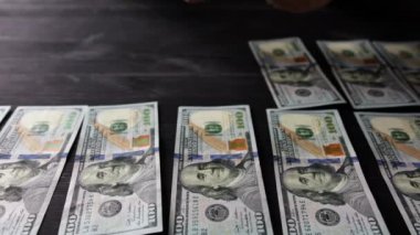100 Dolarlık Faturaları Bir Masada Düzenleyen Kız