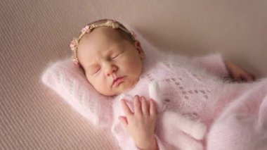 Sevimli Yeni Doğmuş Bebek Güzel Elbiseler İçinde Uyuyor