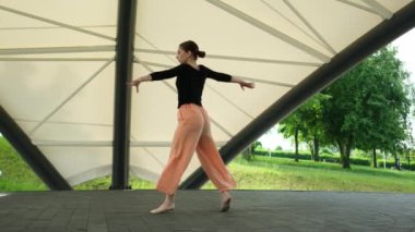 Açık havada dans eden, Latin dansı yapan genç bir kız.