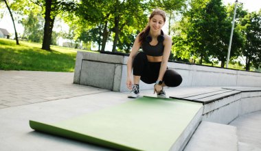 Genç kız, sabah rutini için spor salonunda yoga yapıyor.