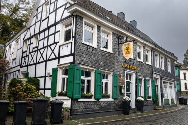 Solingen Geafrath, Almanya - 2022 Ekim 01: Solingen Greafrath, Kuzey Ren Vestfalya, Almanya 'da güzel Slate evleri