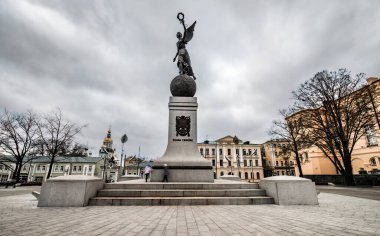 Kharkiv, Ukrayna - 01 Aralık 2013: Kharkiv şehir merkezinde bir Anayasa Meydanında Bağımsızlık Anıtı