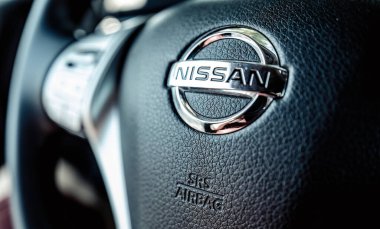 Bordo, Fransa - 29 Ağustos 2022: 2017 Nissan Rogue 'un direksiyon ve logosu
