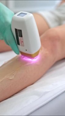 Spa kliniğinde vücut kıllarının alınması için yapılan güzellik prosedürleri, bacaklardaki lazer epilasyonu için hazırlıklar da dahil.