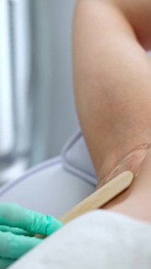 Bir güzellik kliniğinde genç bir kadın için koltuk altı epilasyonuna hazırlanın.