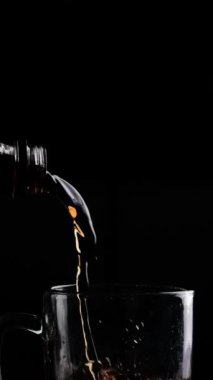 Sıfır Şekerli Diyet İçeceği Kola dökülüyor, Damlıyor ve Damlıyor