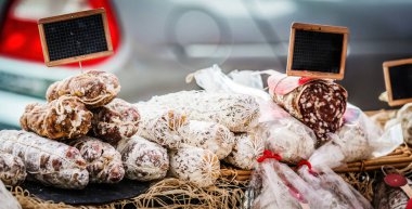 Açık hava çiftlik dükkanında ev yapımı sosisler.