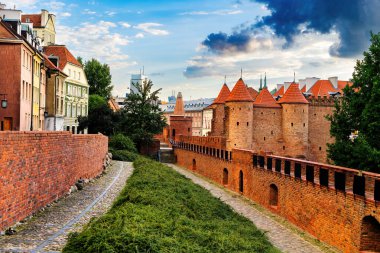 Polonya 'nın Varşova şehrindeki tarihi Barbacan Kalesi