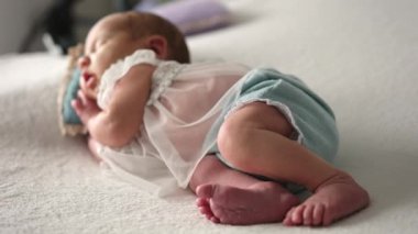 Dantelli Bebek Uyuyor