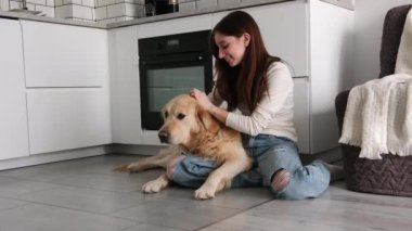 Genç Kız Yumuşak Okşayan Tatlı Altın Köpek