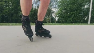 Adam patenle kayıyor, patenle kayıyor ve ekstrem parkta numaralar yapıyor.