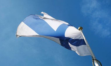 Finlandiya 'da Gökyüzü Arkaplanına Karşı Bayrak Dalgalanması