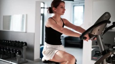 Spor salonunda bisiklet eğitmeni olan bir kız, spor salonuna ve sağlığa odaklanıyor.