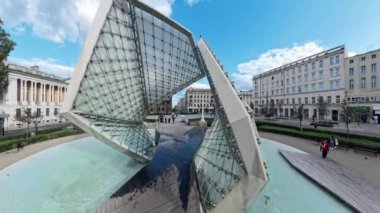 İnsansız hava aracı Poznan 'daki modern cam çeşme üzerinde birinci şahıs görüntüsü veriyor.
