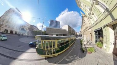 Poznan, Polonya - 29 Eylül 2024: Poznan Şehir Merkezi Eski Moda Tramvayı, İHA Uçan Görünümü