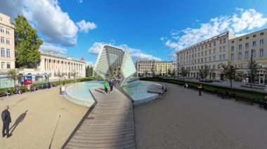 Poznan, Polonya - 29 Eylül 2024: Poznan 'da Cam Çeşmeli Özgürlük Meydanı, Drone Flying View