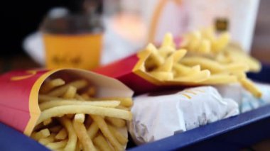 Poznan, Polonya - 28 Ağustos 2024: McDonaldS Şu anda Bir Tepsiye Hamburger ve Patates Ekliyor