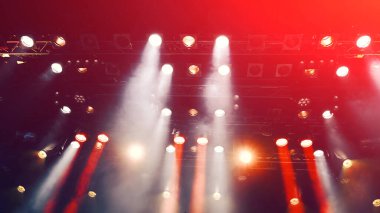 Parlayan tavan ışıkları konser sırasında sahneyi aydınlatıyor.