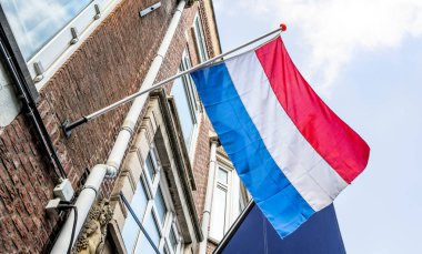 Hollanda, Mavi Gök 'e karşı fasad binasında bayrak salladı