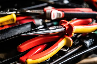 Kerpeten ve diğer iş aletleri servisi ve alet kutusundaki tekrarlama. Elle tamir için tamir ekipmanları