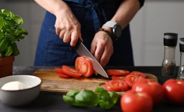 Mutfakta Caprese Salatası İçin Domates Kesen Kız