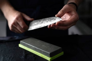 Şef, Mutfak Bıçağını Siyah Geçmişe Yakın Çekimde Keskinleştirdi