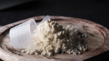 Sütlü protein tozu ile kepçeler gemide dönüyor, sağlıklı bir vücuda destek sağlıyor..