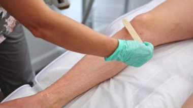 Güzellik Salonu 'nda veya Kozmetik Kliniği' nde Lazer Tüy Çıkarma Prosedürü Gören Kız