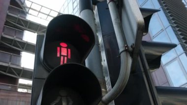 Kırmızı yaya trafiği Şehir Caddesinde parlıyor