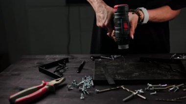 Kız marangoz atölyede ahşap bir kalas delip şık ev rafları yapıyor.