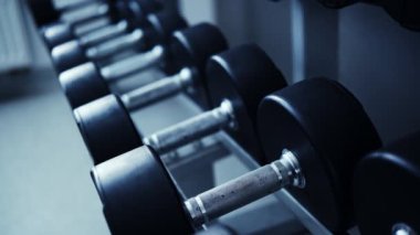 Spor salonunda eğitim ve vücut geliştirme için dambıllar, kapatın.